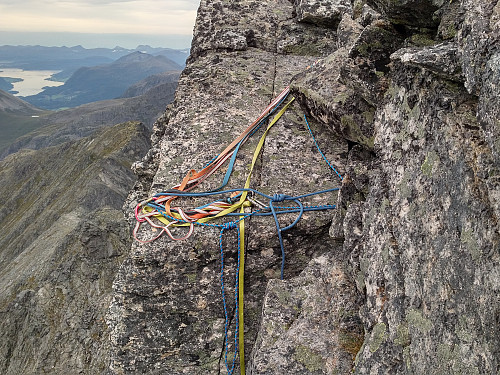 Der man klyver ned igjen fra Dronninga, ser det ut til at noen har vært og pyntet med girlandere til jul.