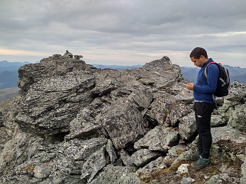 På vei fra Dronning-toppen bort på Nordspiret av Dronninga. Vippeblokka sees sammen med en liten varde borte på det lille platået på nordspiret.