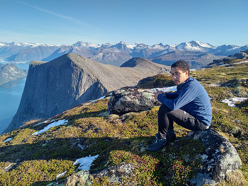 På toppen av Trollstolen, med utsikt mot Blåstolen. Her oppe lå fortsatt noen snøflekker etter et snøfall som hadde vært.