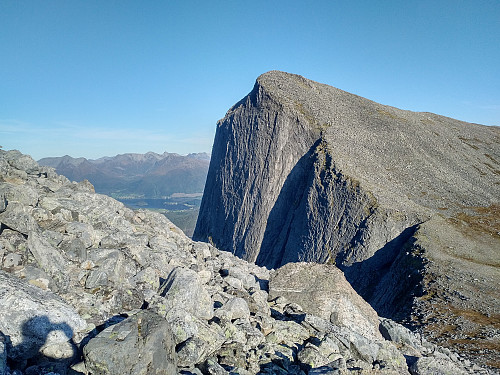 På vei ned mot skaret mellom Trollstolen og Blåstolen. På vei opp mot Blåstolen valgte vi ikke å følge kanten på fjellet, men gikk i stedet litt innpå.