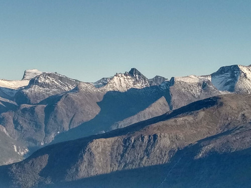 Litt i meste laget med snø for å bestige Dronninga fra Haugabotnen. Tre uker tidligere var det helt bart. Bildet er tatt fra Urhaugen.