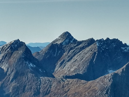 Rollsbotnskorka (til venstre), Lauparen (i midten) og Brudefølget (til høyre i bildet). Lauparen ser litt annerledes ut fra denne vinkelen enn fra Svartvassegga, som den vanligvis bestiges fra; men er nokså lett å ta rede på, ettersom den er den høyeste av toppene i området.