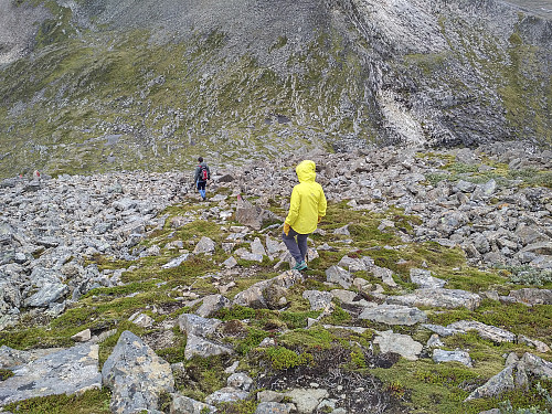 Traséen fra Remmemstinden og ned i skaret mot Ytstetinden. Dette partiet inngår i ruta fra Flate til Remmemstinden, og er merket med rødt på stein og stikker.