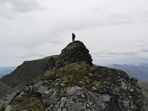 På "Litle Litletinden", en annen liten knaus på østryggen av Ytstetinden. Remmemstinden sees i bakgrunnen.