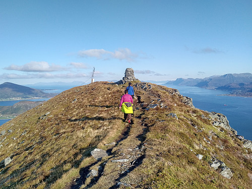 Straks ved varden på toppen av Goaldet. Til høyre nedenfor toppen, finnes ei lita hytte hvor man i dårlig vær kan søke ly mens man spiser nistematen sin.