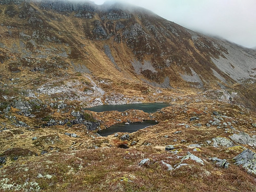 #9: Trolldalsvatna sett fra fjellryggen rett bortenfor. Det største av de to vannene har ikke noe synlig utløp, for vannet renner gjennom grottene inne i fjellet.