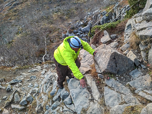 #14: Stien videre opp fra den midterste grotta til platået ovenfor.