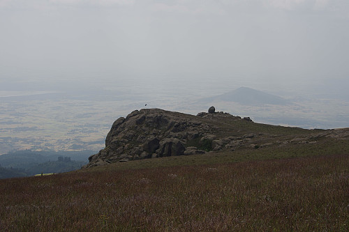 #12: A mountain knoll about 300 meters west of the Wochecha summit. I intended to climb down on the west side of it, but I had to pass this place a bit more to the right, as I was attacked by a number of Thickbilled Ravens that I guess were nesting in these rocks.