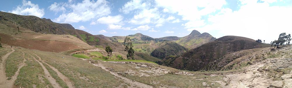 #14: Another panorama of the valley between Damocha and Mogle, i.e. the ancient Wochecha crater. Compared to the previous image, this image was captured at a slightly lower point of my descent westwards along the northern "rim" of the crater.