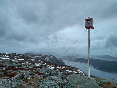 View from Vasstrandegga towards the town of Ålesund. The slightly lower peak right in front is Geitenosa.