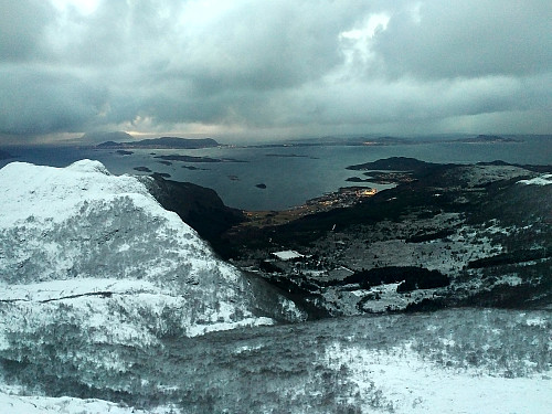 A just slightly different view towards the village of Søvika. The islands off the coast (from the left): Godøy, Valderøy, Giske and Vigra.