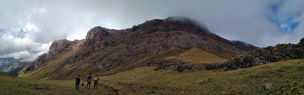 #45: Panorama of the majestic Mount Abba Yared (4,409 m.a.m.s.l.). Our two guides, along with the ranger, are discussing with the guy lying in the grass, how we may continue our way to Mount Silki and the village of Arkwasiye.