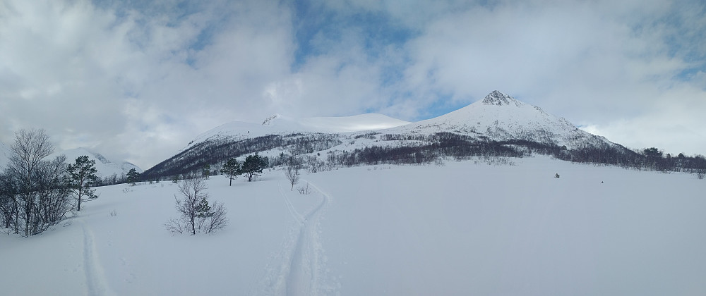 Shortly after start. The summit called Kvasstinden is seen in the middle of the image. The mountain to the right is part of Smørbottind, though the summit is not visible on this image, as it is hidden behind what you se.