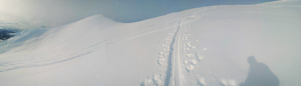 The peak of Kvasstind is seen to the left. The peak of Smørbottind is located beyond the part of the mountain seen in the right half of the picture. The ski tracks are leading to Smørbottind. I dropped climbing Kvasstind, due to the risk of avalanches, as the climb up there seemed to be steeper than 30 deg; and I wanted to avoid the risk of an avalanche.