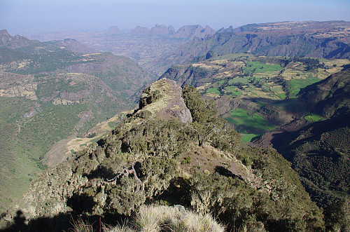 #3: The ridge extending northwards from the Chennek Viewpoint, with a view of the so-called lowlands, with small villages surrounded by meadows and pastureland. In the distance is seen a chain of mountains with the peaks of Hawaza (2400 m.a.m.s.l.?), Amba Toloka (2676) and Amba Ton (2873).