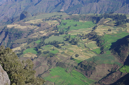 #8: View from the Chennek Viewpoint towards the village of Amiwalka, which is located on a shelf between the mountains and the lowland.