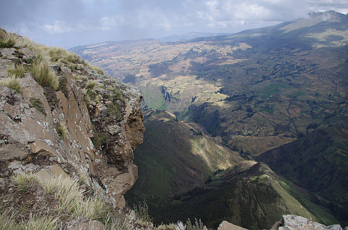 #16: The steep mountain side of the Meche Awoknesh towards the Amiwalka area; the north face of the Meche Awoknesh being part of the long Simien Mountains escarpment.