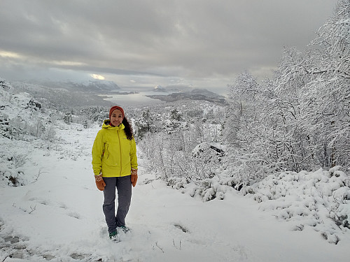 1#: The landscape was beautifully covered with snow this afternoon.
