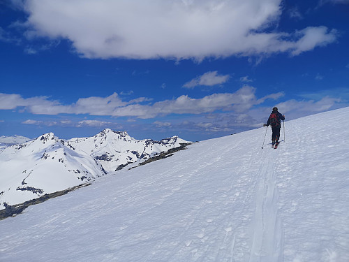 #8: Almost at the summit. The mountains to the left is Grytavasstinden (leftmost) and Lauparen (second from the left).