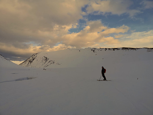 #1: In Kvanndalen valley, between Mount Geitenibba and Mount Høgsvora. The trail to the summit of Høgsvora is up the snow covered slopes in the left half of the image.