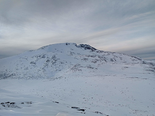 #5: Mount Blåskjerdingen as seen from the summit of Mount Litleskjerdingen. The deep cleft near the summit is characteristic of this mountain. Notice how little snow there seems to be along the southern ridge of the mountain.