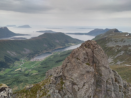 #12: The peak of Tindfjellpinakkelen as seen from a little bit higher up the ridge of Tindfjellryggen. In the background is seen the fjord Vestrefjorden and the islands of Dryna and Midøya; and even further back are seen [from the left] the islands of Haramsøya, Skuløya, Fjørtofta and Harøya. In the right part of the image you can see the peaks of Byrkjevollhornet and Hornbotnhornet.