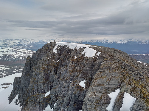 #20: Looking back at the south summit (Skjerdingen) from the north summit (Blåskjerdingen). This image illustrates why I think it important not to cross the snow patch up there, and if you do, make sure you don't walk close to the edge, because the cliff is quite steep, and you're likely to fall about 200 vertical meters if a snow shelf breaks off with you on top of it.