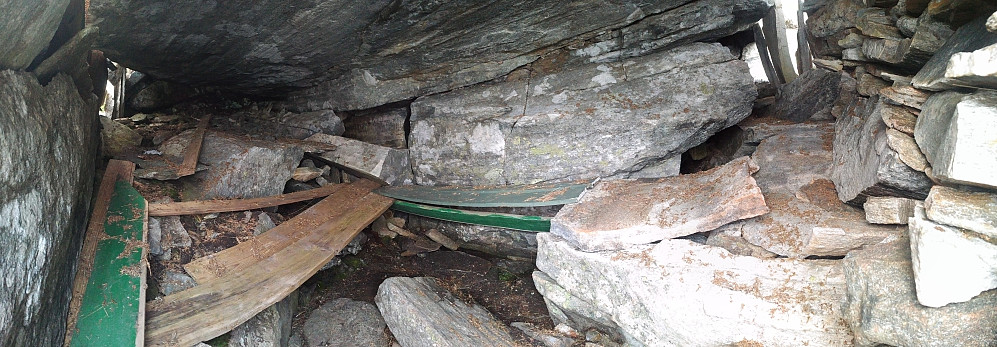 #30: Attempt at making a panorama of the inside of the shelter in image #29. There's some simple wooden benches in there, hence if weather is bad, you may sit down in there for a few minutes while having your lunch.