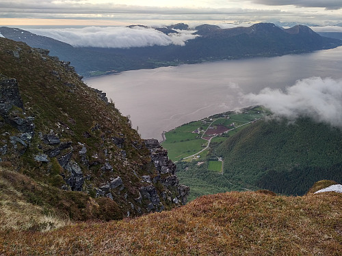 #31: View into the valley of Rekdalen, shortly before arrival at the Hestenebba viewpoint. The island in the background is the island Otrøya.