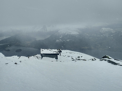 #7: The little cabin on top of Mount Tarløysa. The fjord Rødvenfjorden is seen in the background.