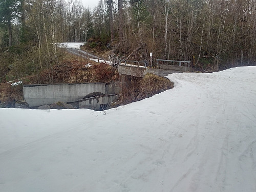 #2: About 500 meters after you've left Hellerøra parking lot, there's a bridge across Heiaelva River. At this spot I had to take my skis off, and carry them across the bridge, as there was no snow left upon the bridge.