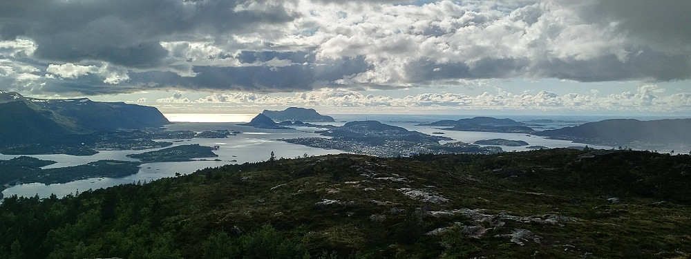 Bilde #1: Utsikt fra [Spjelkavik-] Høgkubben mot blant annet Ålesund og Langevågen.