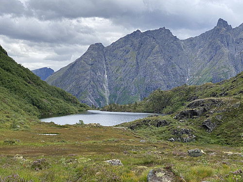 Image #9: A closer view of Lake Svartebotstinden, and the mountain range on the east side of Isterdalen Valley. The peaks right ahead are (from the left) Mount Nonshaugen, Mount Nordre Soggefjellet, Mount Søndre Soggefjellet and Mount Setergjelstinden.