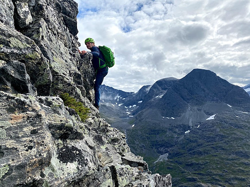 Image #5: It is generally recommended to use climbing gear when climbing up this south ridge of "The Bisop". Nevertheless, a lot of heavy equipment wouldn't be easy to carry along on such a long hike, hence on this occasion I optet for a "free solo" climb.