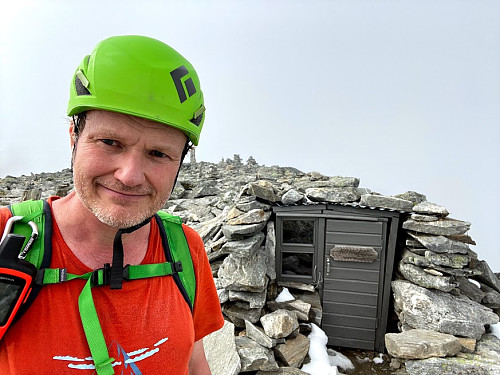 Image #15: On top of The King. By now the view was completely gone due to the fog. A little shelter has been built up there, in which you may eat your lunch, or seek some protection from bad weather; though it's quite small, i have to say.