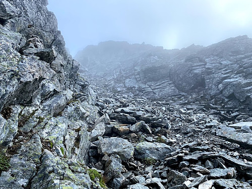 Image #18: From "The Knee" you have to descend this chute of loose stones, in order to go on to the Queen. The wise thing to do is to descend along the rock seen to the left (but to the right as you descend), so that you have something solid to hold on to.