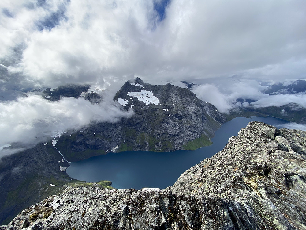 Image #17: There's supposed to be a splendid view from the top of Mount Honndalsrokken. Due to the foggy/cloudy weather on this day, the view wasn't as magnificent as it should have been; nevertheless, Lake Tyssevatnet with its blue water still looks beautiful.