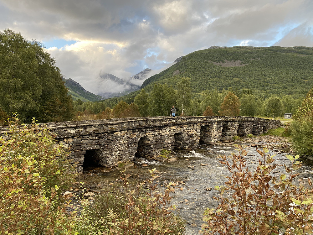 Image #26: The old bridge called "Honndøla Bru" after the river, which is called "Honndøla". Mount Honndalsrokken, Mount Sætrenibba, and Mount Trollaksla are seen in the background. There is even a new bridge just beside the old one, but I intentionally kept it outside of the right edge of the photo, as it really spoils this otherwise antique looking environment.