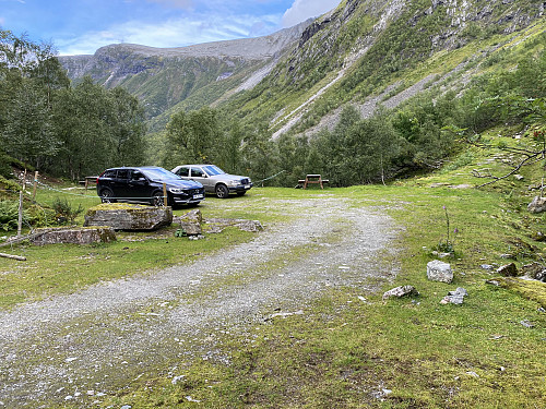 Image #1: Dalskleiva Parking Lot at 390 m.a.m.s.l. The graveled road taking you up there is quite steep, but as long as there's no snow or ice, your car will probably do the climb without any greater problems.