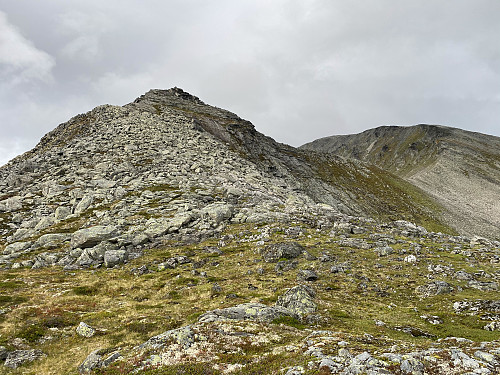 Image #16: Looking back at Mount Kvasstinden and the ridge up to Mount Sandfjellet as I was descending towards Lake Kleivavatnet [611 m.a.m.s.l.].