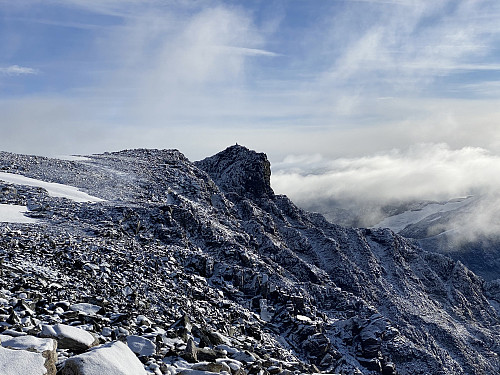 Image #9: A view of the knoll called Mount Lille Breitinden [1720 m.a.m.s.l.], as we were heading up the final part of the west ridge of Mount Breitinden. What looks like a person standing on top of the knoll, is just a cairn that has been built up there.