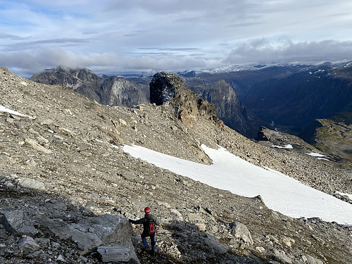 Image #15: Descending from Mount Breitinden towards "Mount Mannen". The knoll in the middle of the picture has been termed "Sørøstre Breitinden" here on Peakbook [i.e. "Southeastern Mount Breitinden".