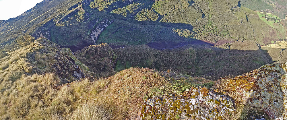 Image #9: Panorama view of the landslide seen in image #7. The plateau of the Chennek camp side is seen in the upper left corner of the image. I intentionally made the panorama oblique (by tilting my mobile phone), in order to get the entire landslide into the image.