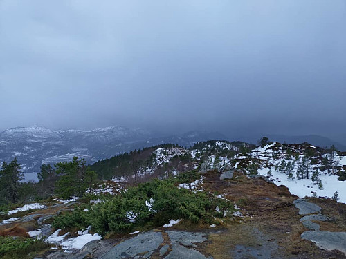Bilde #4: Utsikt mot sørvest-vest, langs en fjellrygg kalt Slettefjellet.