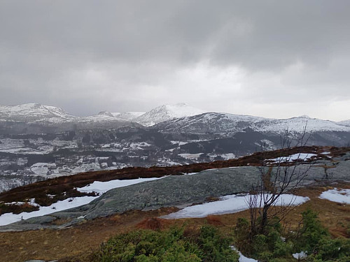 Bilde #6: Utsikt fra Nihusen innover i Engsetdalen. Fjellene i bakgrunnen er (fra venstre) Grødet [693 m.o.h.], Otrefjellet [626 m.o.h.] og Blåskjerdingen [1069 m.o.h.].
