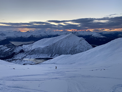 Image #6: View from Mount Smørbottinden towards Mount Skarven [1048 m.a.m.s.l.]. The slopes back down from Mount Smørbottinden were fabulous with nice "powder" snow in the upper parts of the mountain, and then more icy and wet in the lower parts.
