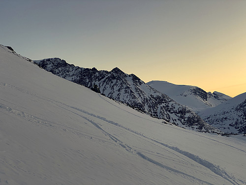 Image #9: View of the peaks called Litlehesten [1575 m.a.m.s.l.] and Hesten S5 [1650 m.a.m.s.l.] as the sun was setting.