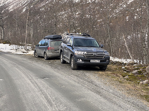 Image #1: Gjølbotsdalen Parking Lot was occupied, as it only has space for two vehichles; so we parked at Herdslan Parking lot about 200 meters down the road, and then walked up here before putting on our skis.