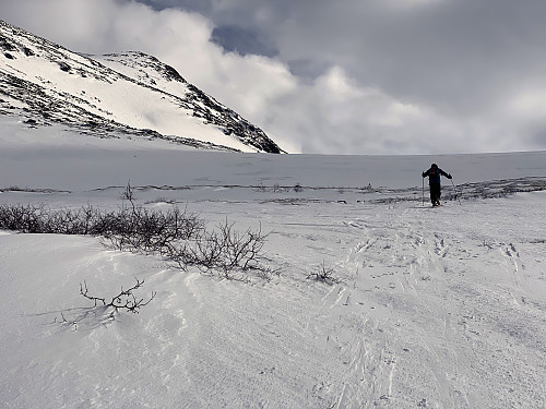 Image #6: Arrival in the hanging valley called Gjølbotnen. The mountain to the left is part of Mount Hesten.