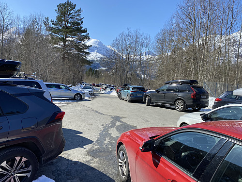 Image #1: The parking lot from where we started out was packed by cars on this beautiful day.